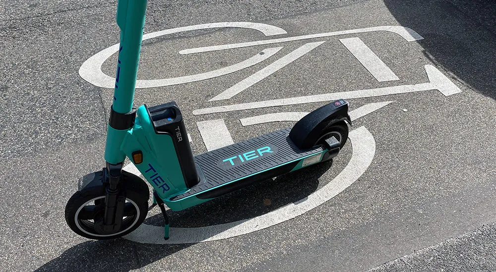 E-Scooter parkt auf Fahrradstreifen