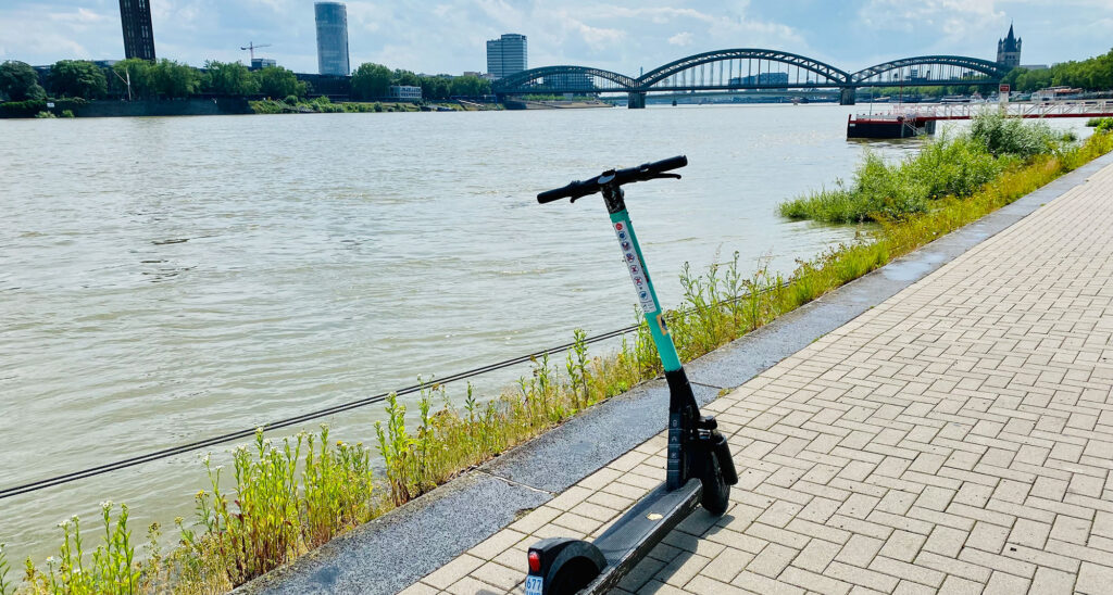 Escooter am Kölner Rheinufer