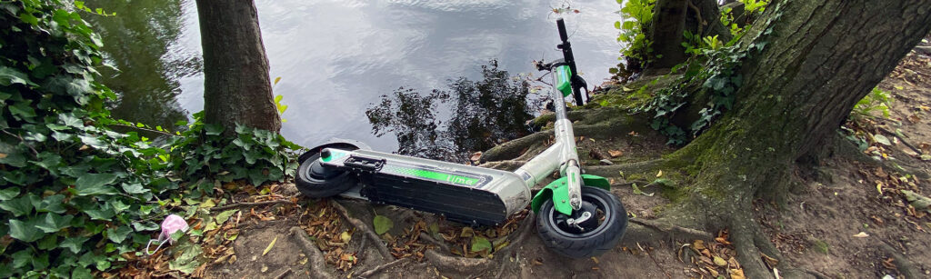 E-Scooter liegt in einem See