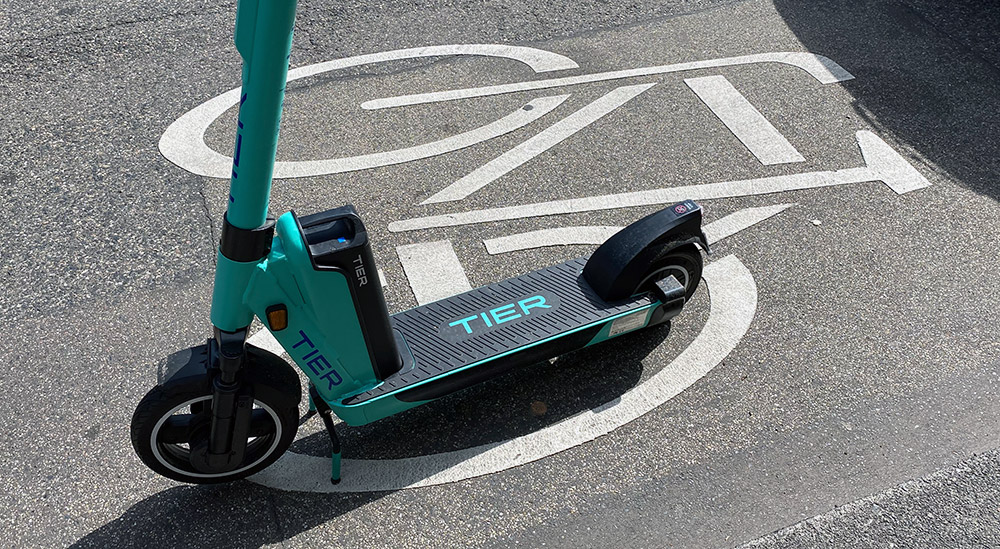E-Scooter parkt auf Fahrradstreifen